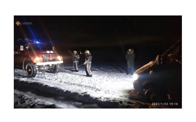 Застряг серед поля, ще й пасажиру стало зле. На Київщині із снігового полону визволили мікроавтобус