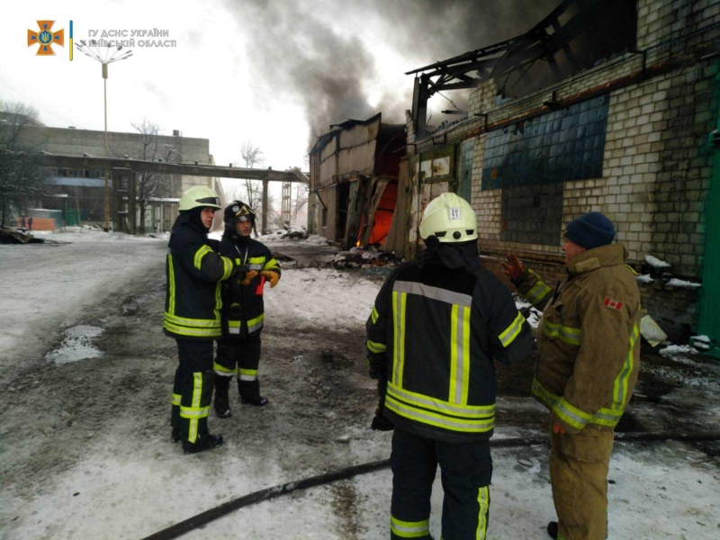 Горить понад 5 годин: пожежа на складах автошин у Бородянці “розрослась” до 1500 квадратних метрів