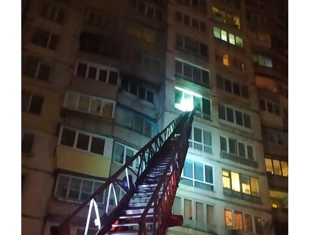 Друга смертельна пожежа за день: на Борщагівці з будинку вивели 12 людей, один чоловік загинув