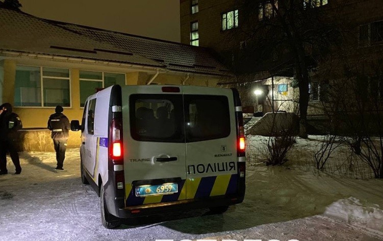 Чоловік застрелився на ґанку лікарні у Києві