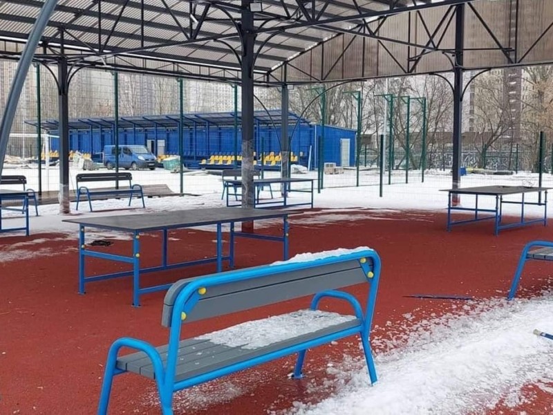 Є і роздягалки, і душові: у двох школах на Дарниці з’явились нові стадіони