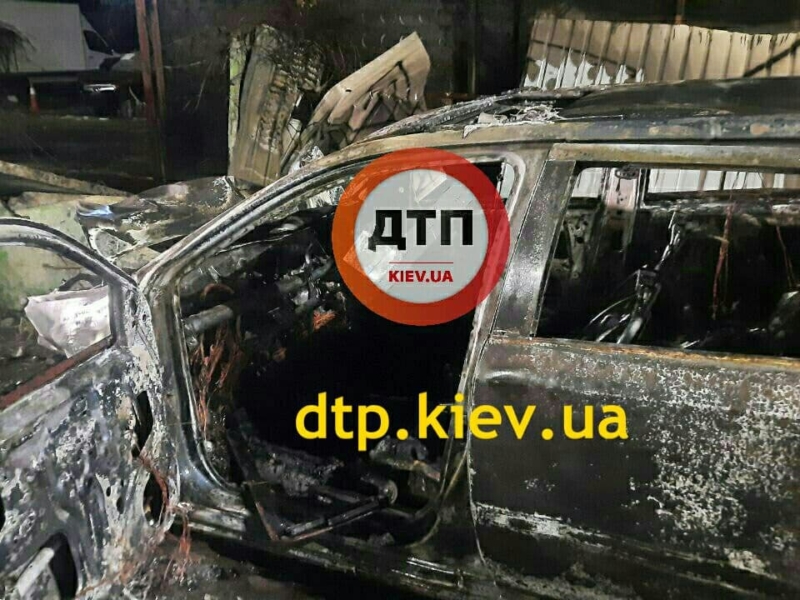 Таксі з пасажиром влетіло в паркан і загорілось у Дніпровському районі. Людей встигли витягти