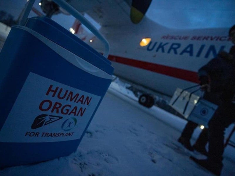 Коли відлік на години: столичні лікарі на літаку ДСНС привезли донорські органи пацієнтам