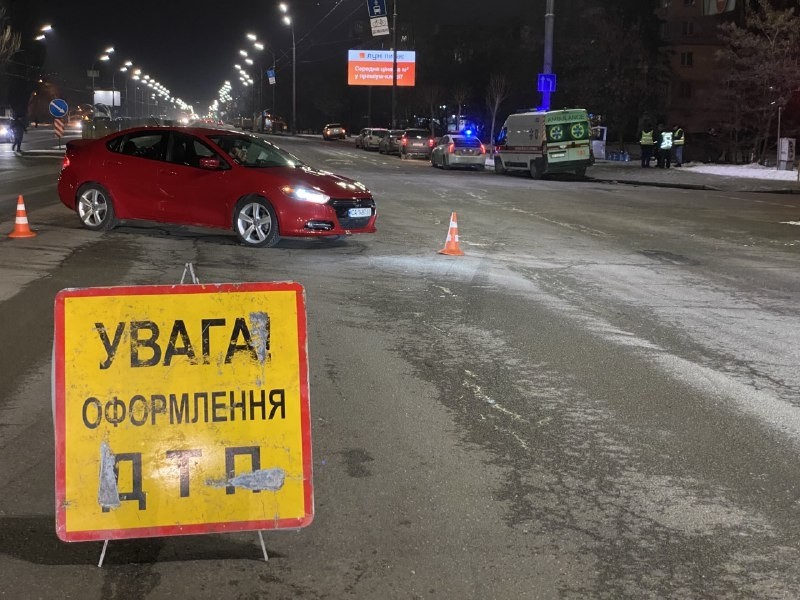 Потрійна ДТП на перетині Перова і Маяковського: автівки вилетіли на тротуар, є постраждалі