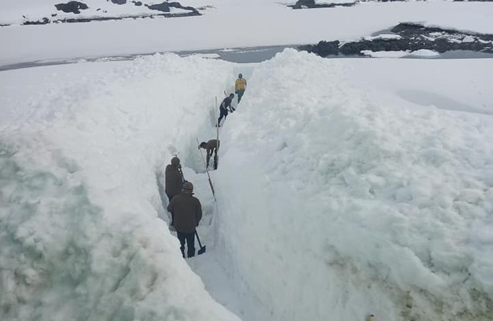 Рекордне літо. Українські полярники відкопують “Академіка Вернадського” з-під 3-метрової товщі снігу
