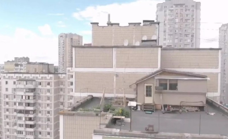Київський Карлсон: чоловік побудував хатинку з городом на даху багатоповерхівки (ФОТО)