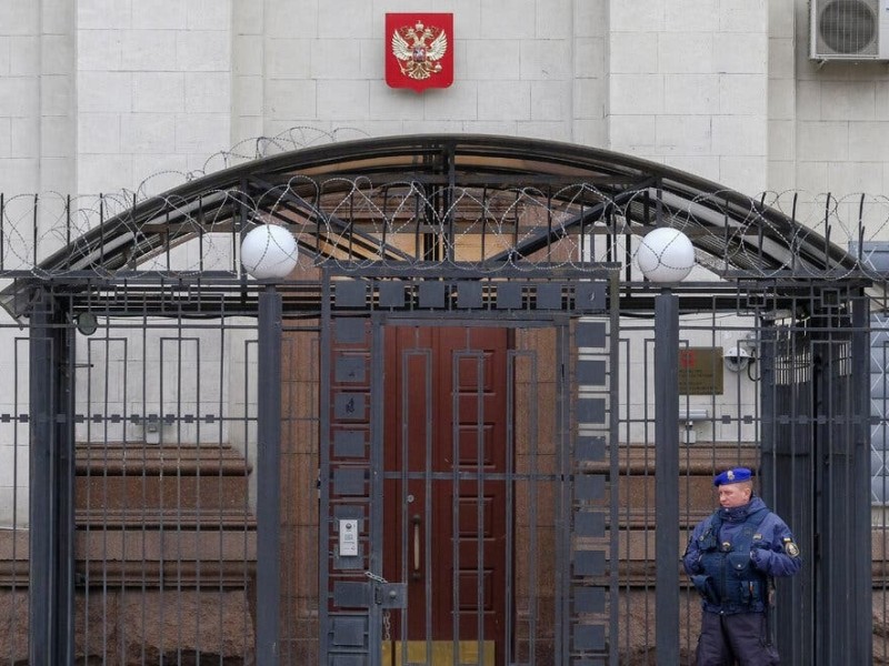 Росія почала евакуювати сім’ї дипломатів з Києва – що кажуть в МЗС України