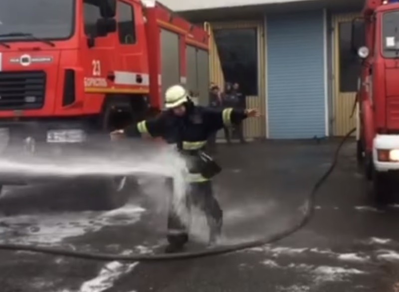 Рятувальники Київщини облили колегу з пожежних стволів – причина (ВІДЕО)