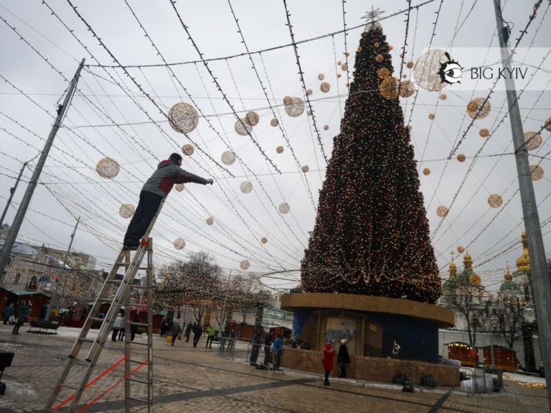 Ялинка з вертепом всьо: на Софійській площі розпочали демонтаж локації (ФОТО)