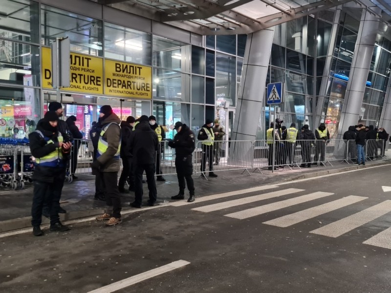 Приліт Порошенка: аеропорт “Київ” оточують правоохоронці (ФОТО)