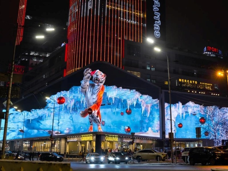 В Києві величезний тигр запускає у глядачів іграшки: найбільша медіа-голограмма (ВІДЕО)