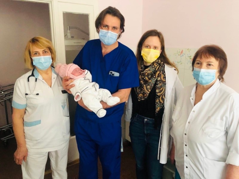 Потрапила до лікарні на другий день життя: хірурги врятували новонароджену манюню з вродженою вадою