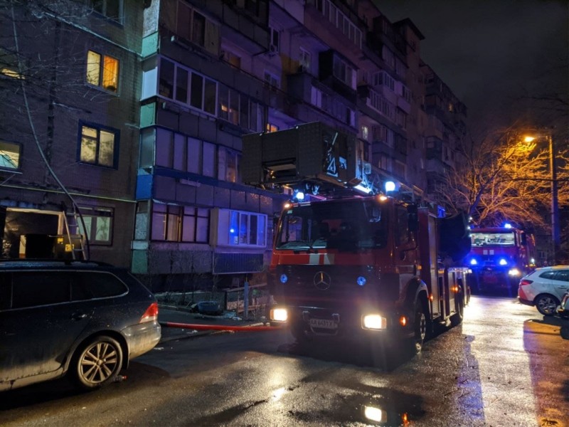 У Деснянському районі горіла квартира, евакуювали 13 осіб
