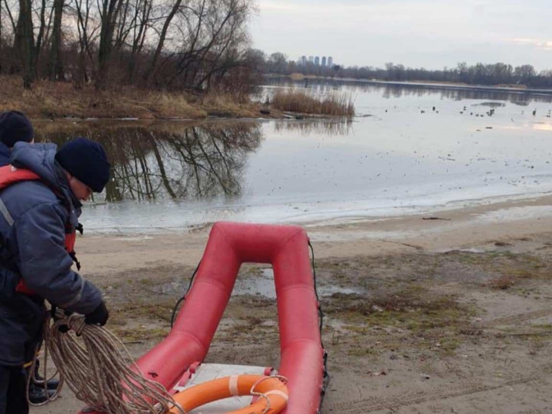 На річці Дніпро в Києві рибалка дрейфував на крижині