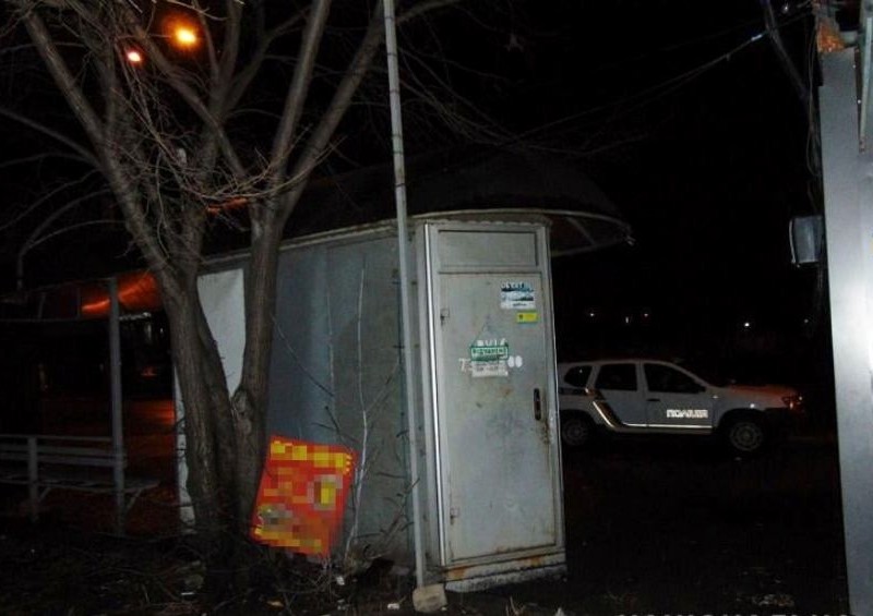 Душив собачим повідком: чоловік напав на працівницю кіоску в Києві