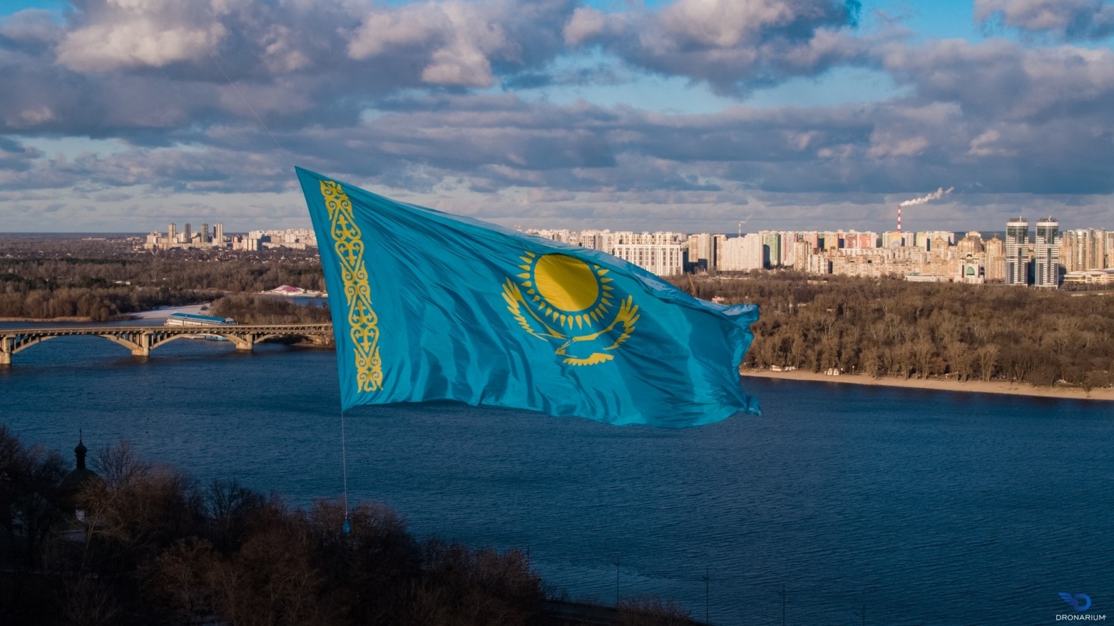 Величезний прапор Казахстану підняли в небо над Києвом