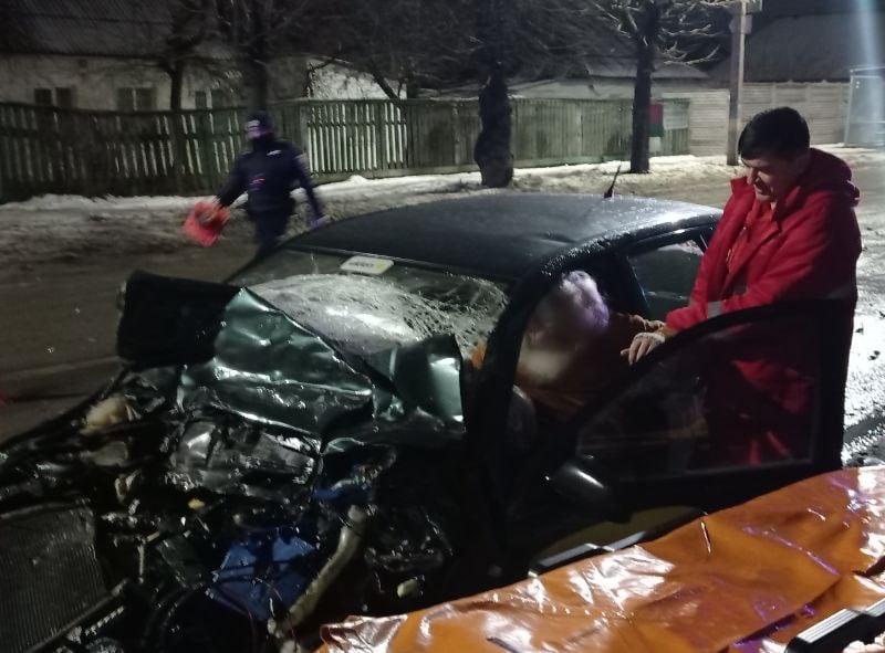 На оленях безпечніше: авто Діда Мороза протаранила вантажівка під Києвом (ФОТО)