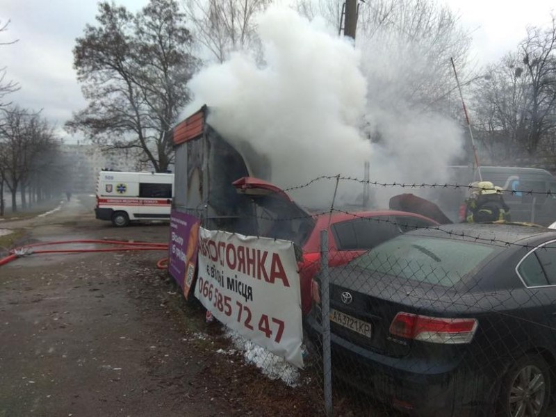 На автостоянці в Києві стався вибух – чоловіка госпіталізували (ФОТО)