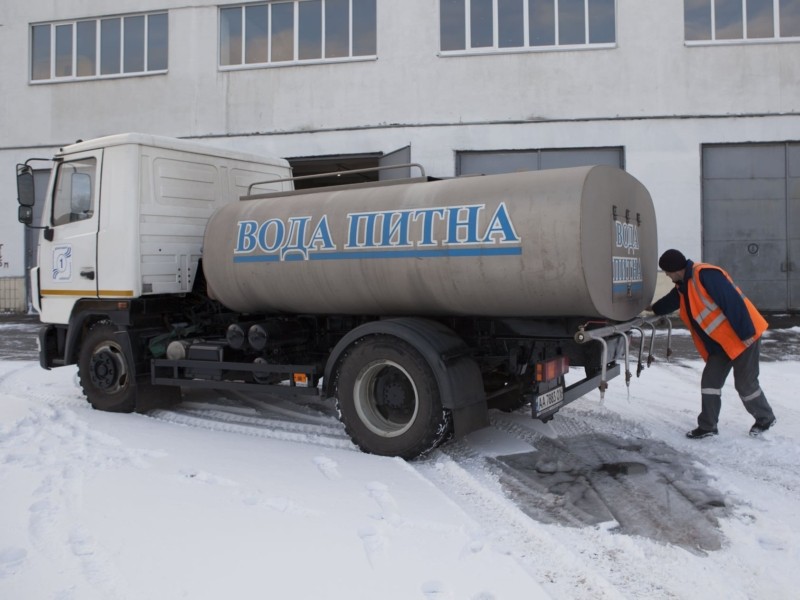 Цистерни розвозитимуть освячену воду в Києві: де набрати