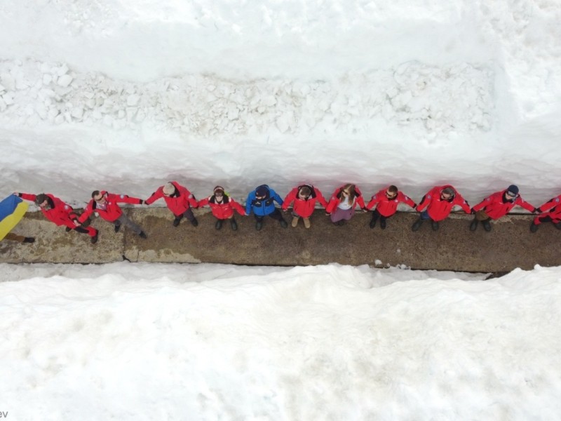 Червоний ланцюжок в сніговому тунелі: полярники приєдналися до акції в День Соборності (ФОТО)