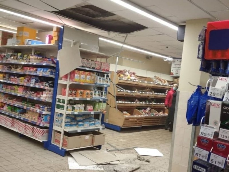 На столичних Березняках в супермаркеті “АТБ” обвалилась стеля