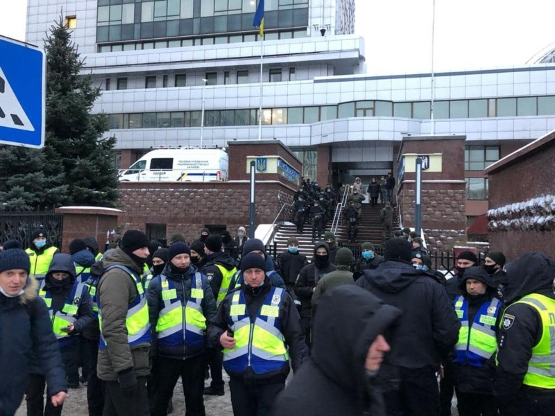 Прихильників Порошенка зустріли кордони поліції біля Апеляційного суду Києва