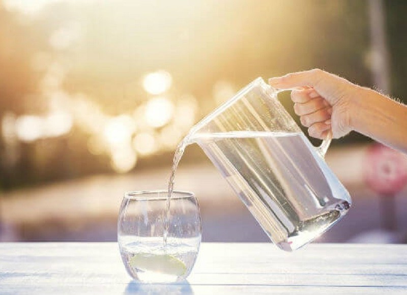 Скільки води потрібно пити взимку: пояснення лікаря