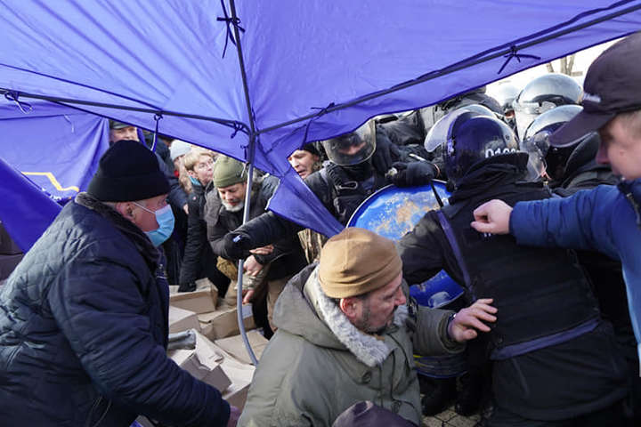 Начальник поліції Києва не з’явився на доповідь у Київраду щодо побиття поліцейськими жінок та ветеранів під Печерським судом