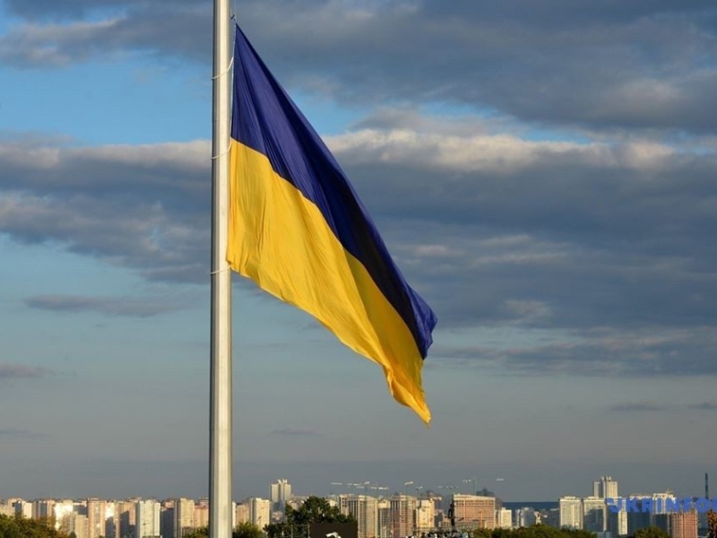 Найбільший прапор України приспустили до 17 січня: причина