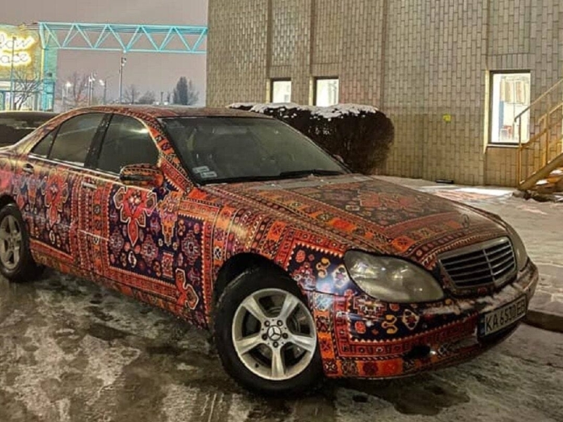 У Києві помітили незвичайну машину-килим (ФОТО)