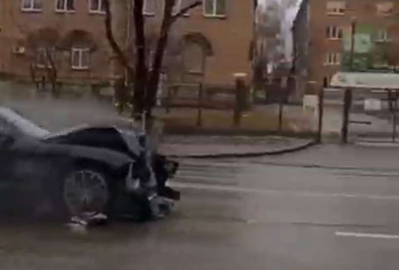 Відео дня. У Києві водій розбив Mustang об стовп та поїхав далі