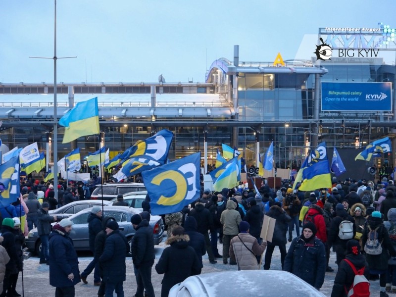 Зустріч Порошенка в аеропорту “Київ”: тисячі людей прийшли підтримати лідера “ЄС” (ФОТО, ВІДЕО)