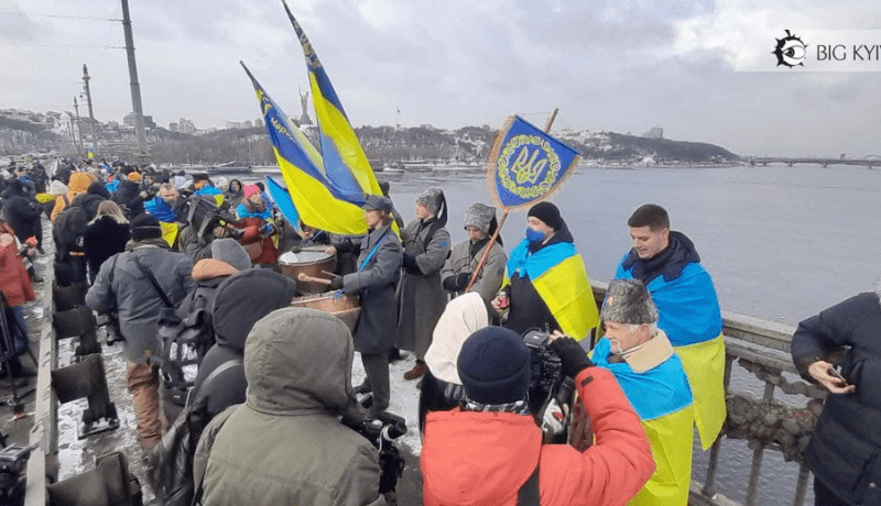 Живий ланцюг Соборності: кияни об’єднали Україну на мосту Патона (ФОТОРЕПОРТАЖ)