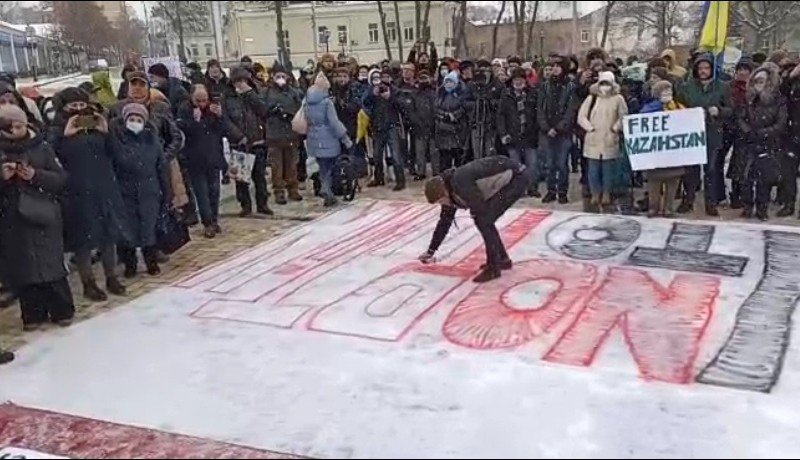 Сотні активістів вийшли на Михайлівську площу сказати Путіну “ні” (ВІДЕО)