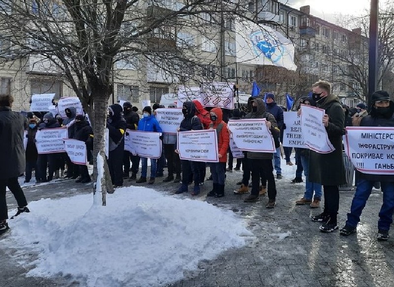 Українські моряки влаштували акцію протесту під посольством США в Києві