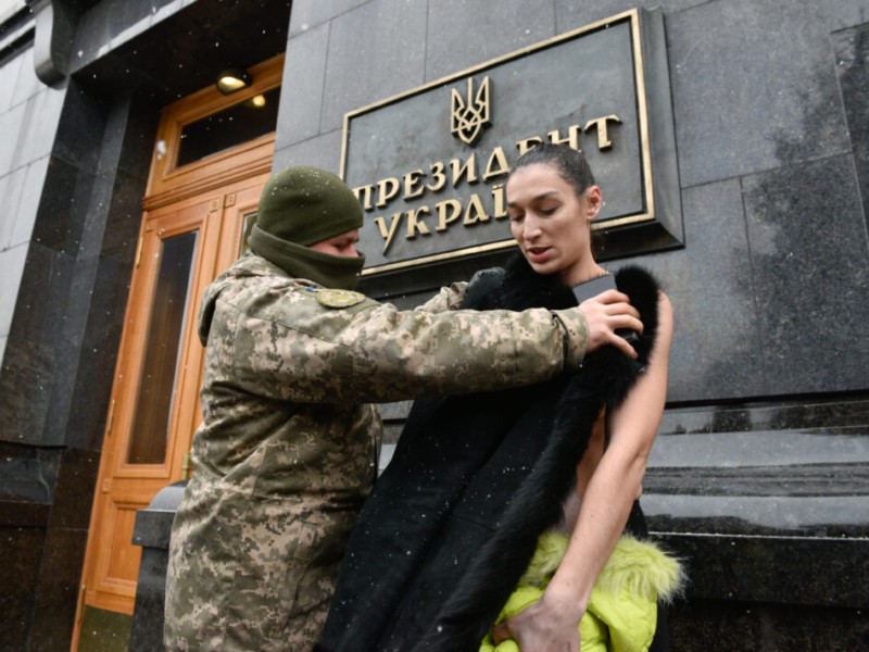 Активістка Femen влаштувала “оголений протест” біля Офісу Зеленського (ФОТО)