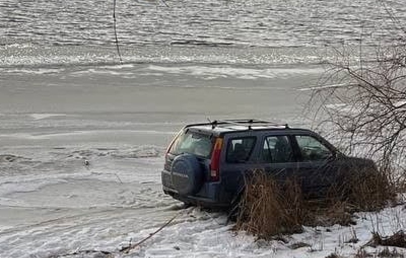 Нетвереза водійка джипа спробувала “поплавати” у Дніпрі (ФОТО)