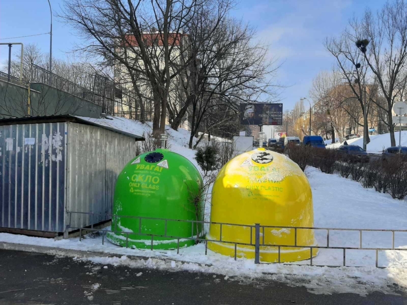 Пили на свята: в Києві цього року вивезли на переробку 12 сміттєвозів склобою