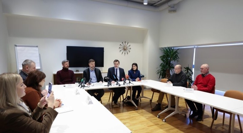 Депутати Київради та активісти закликали владу припинити репресії проти Порошенка