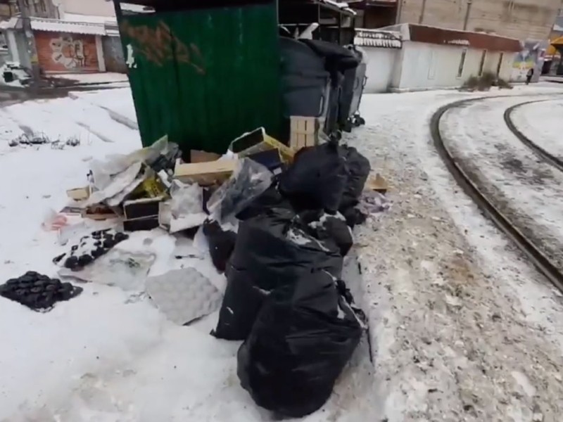 Біля столичного залізничного вокзалу помітили гори сміття (ФОТО, ВІДЕО)