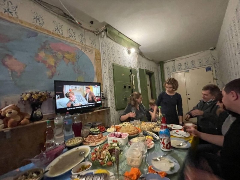 На Оболоні сусіди святкували Новий рік в коридорі та грали в Таємного Санту (ФОТО, ВІДЕО)