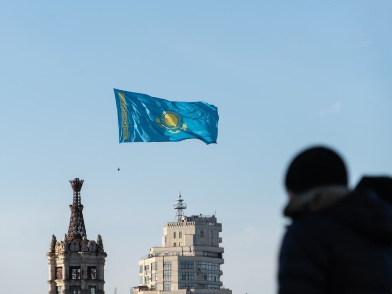 Над центром Києва пролетів прапор Казахстану (ФОТО)