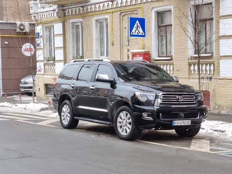 Джип Кличка припарковано біля переходу: вже виписали штраф (ФОТО)