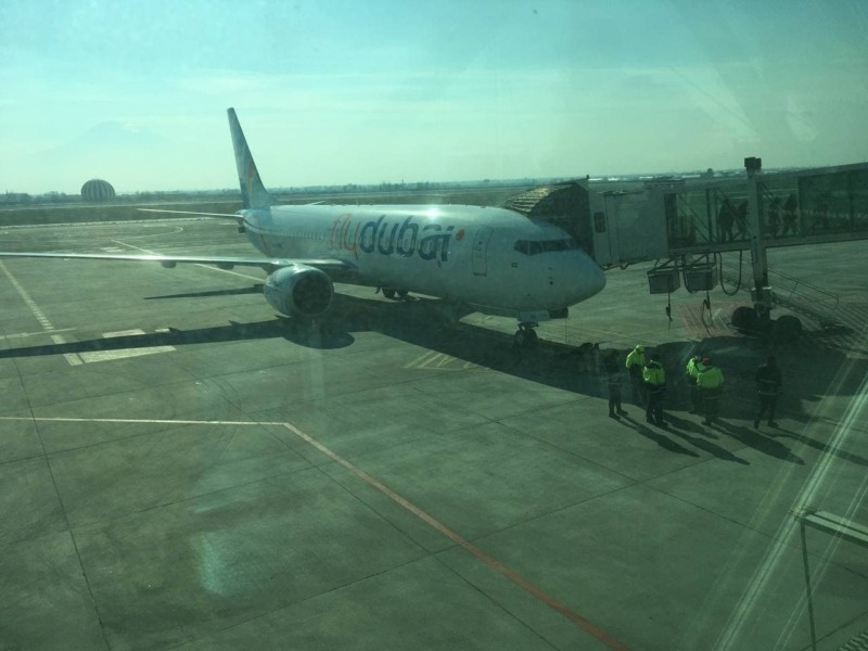 Напав на стюардесу: через неадеквата літак Дубаї-Київ екстрено сів у Вірменії