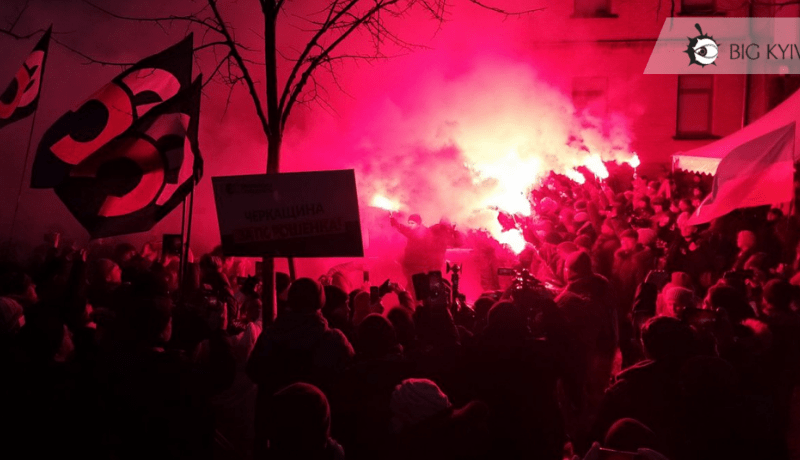 Вогняне шоу на Банковій: прихильники Порошенка запалили фаєри біля ОПУ (ФОТО)