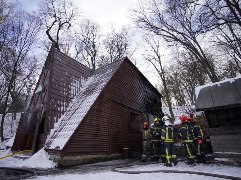 У Києві сталась пожежа у недіючій будівлі кафе