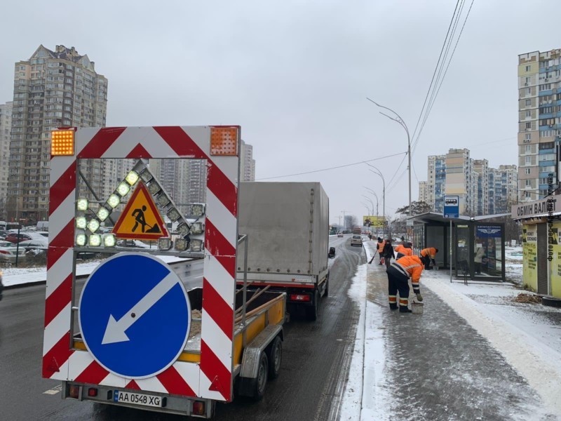 З наслідками снігопаду в Києві борються понад 50 бригад комунальників