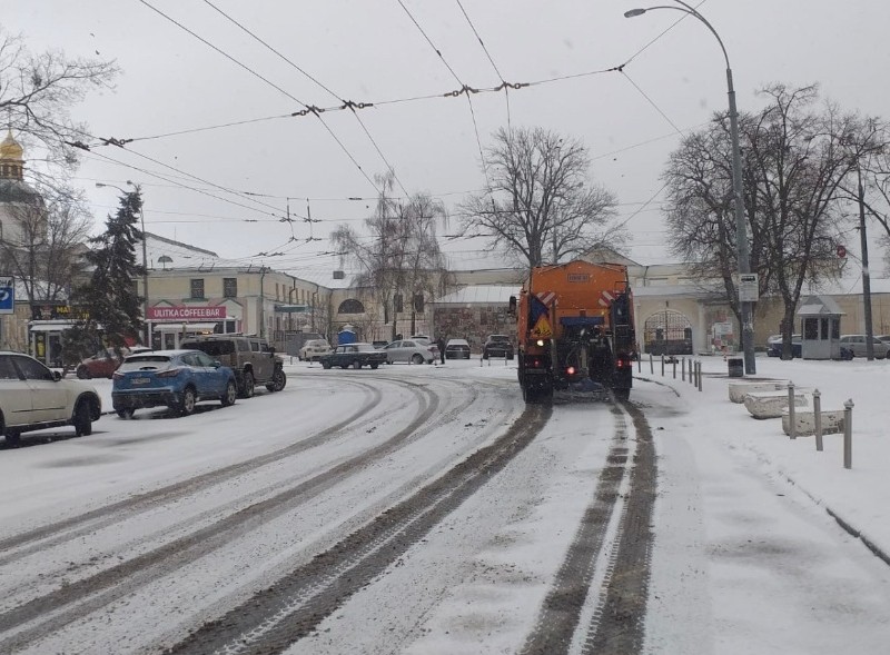 В центрі столиці виникли затори через сніг та ожеледь на дорогах (ФОТО)