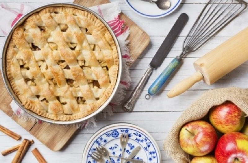 Як приготувати ніжний яблучний пиріг із йогуртовим кремом