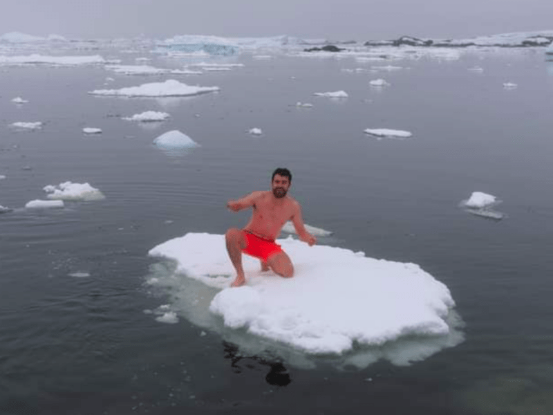 Полярники купаються, пінгвіни вболівають: українське Водохреще в Антарктиді (ФОТО)